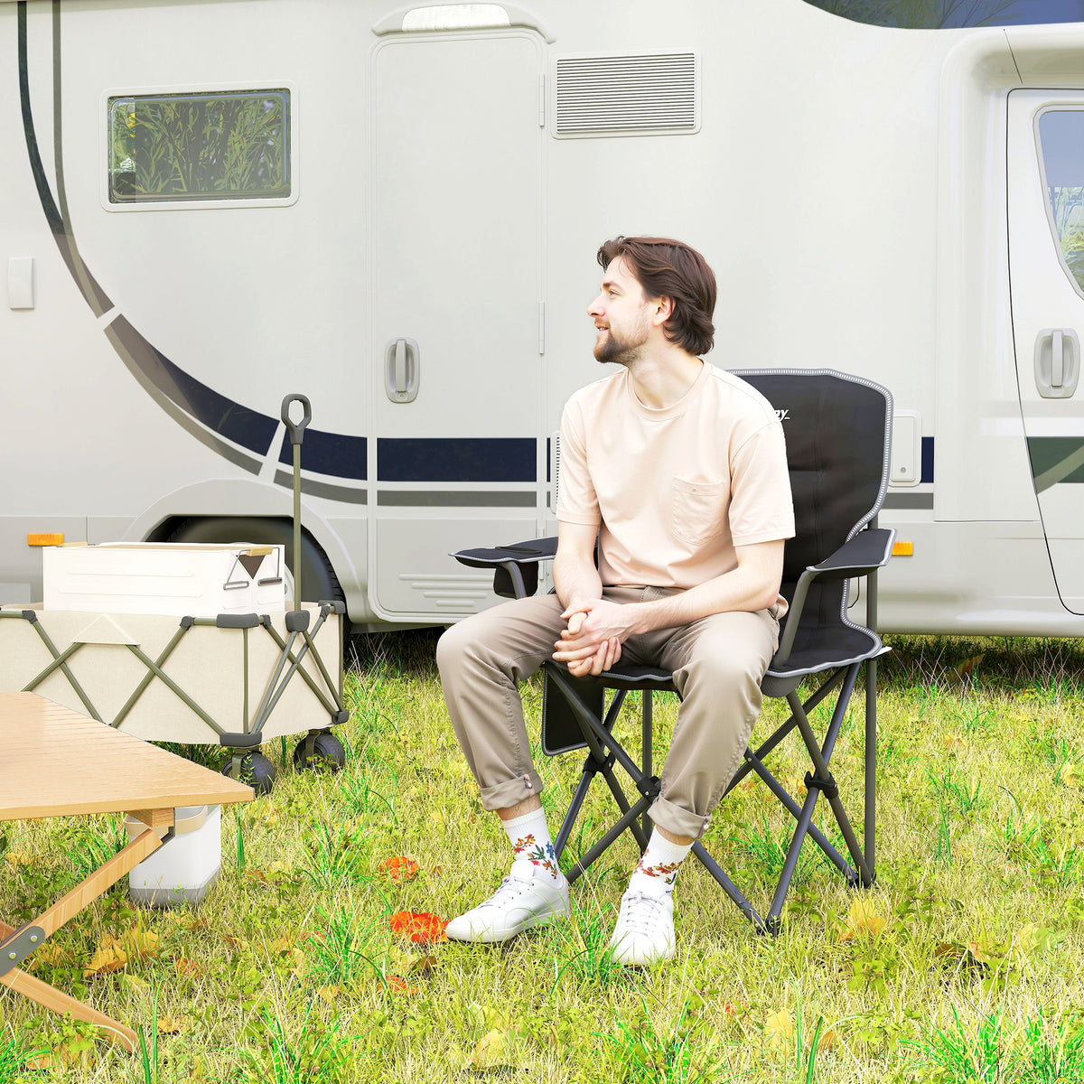 Outsunny Faltbarer und tragbarer Campingstuhl mit Getränkehaltern, Seitentaschen und Tragetasche, Schwarz